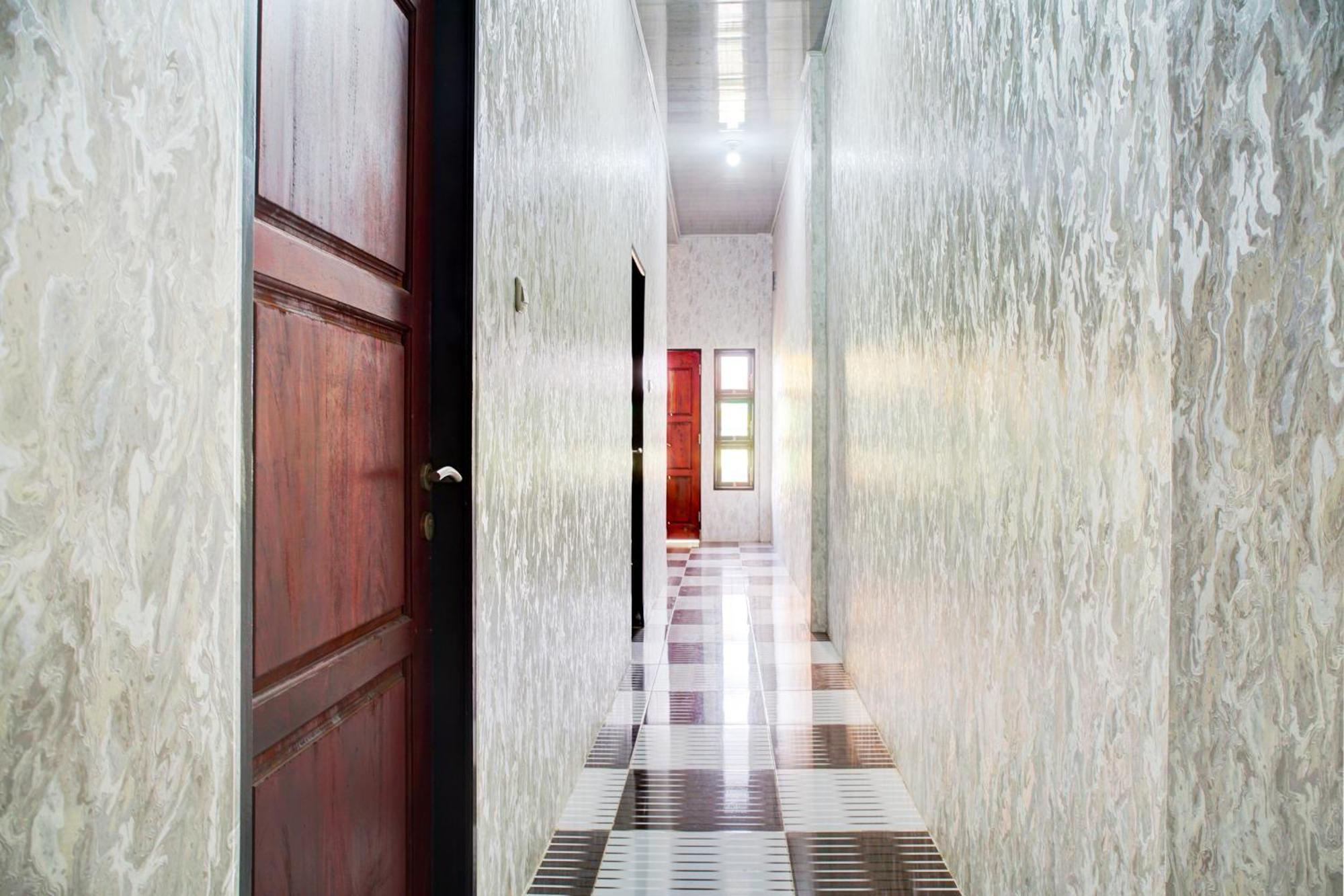 Oyo 93190 Sartika Gh Syariah Hotel 2*
